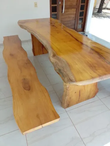 Mesa com bancos personalizadas 