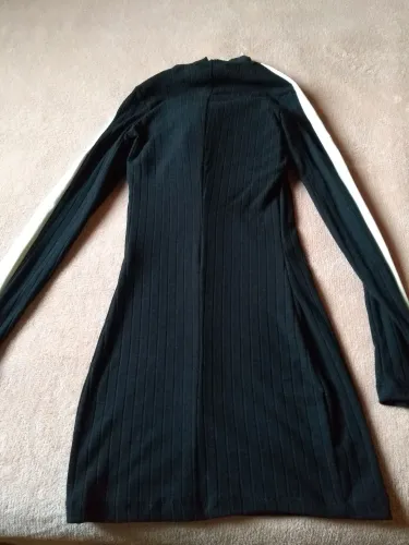 Vestido Preto com manga longa.
