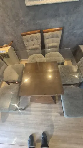 Mesa de jantar com oito cadeiras  no estado 