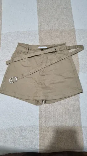 Short Saia bege com cinto