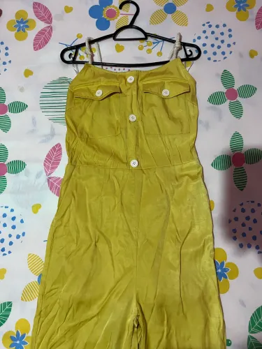 macacão amarelo com detalhes de botões