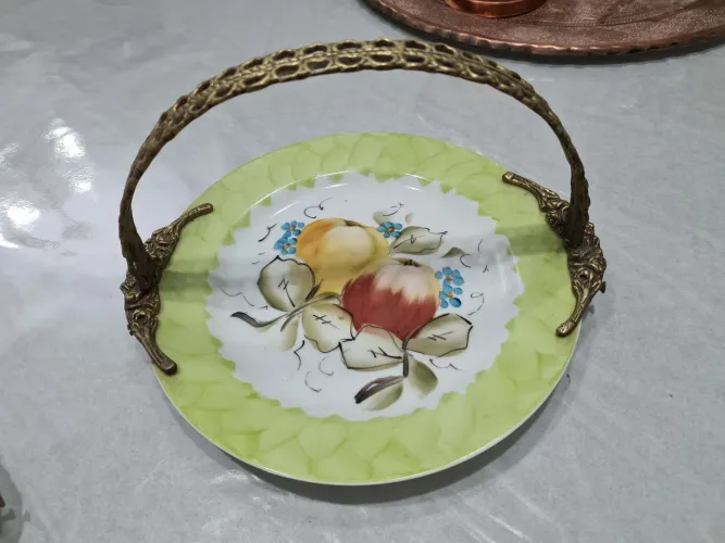 Prato decorativo com alça em metal dourado