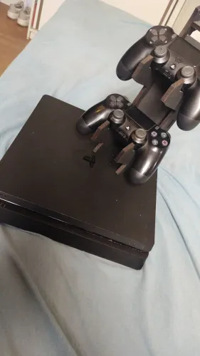 PS4 com suporte pra controle, 2 controles e 4 jogos