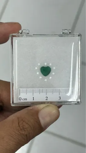 Esmeralda em formato de coração com diamante 