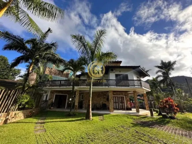 Casa com 566,35m² de área construída + 120m² de piscina 6 quartos (sendo 5 suítes) c/ vara