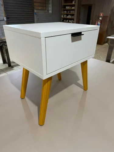 Móvel de cabeceira branco com 1 gaveta