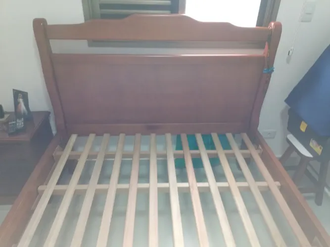 Cama de Madeira Clássica - Conforto e Estilo