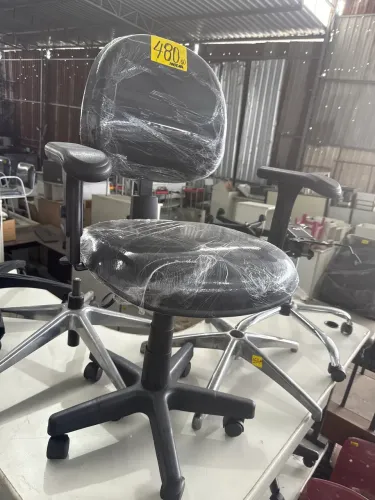 Cadeira escritório ergonomica nova