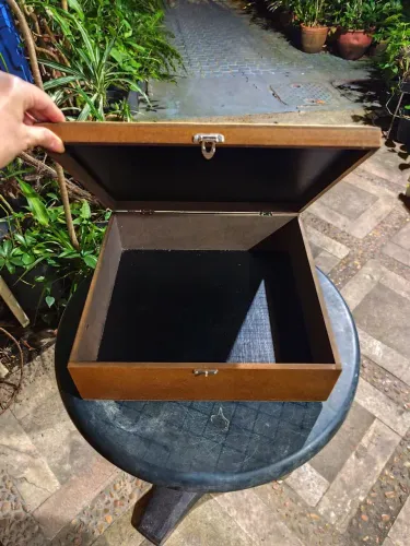 Caixa de madeira vintage para organização 
