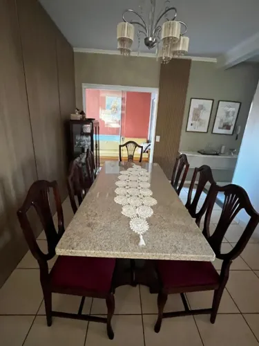Mesa de Jantar de 8 lugares, tampo de mármore e cadeiras Lira em madeira 