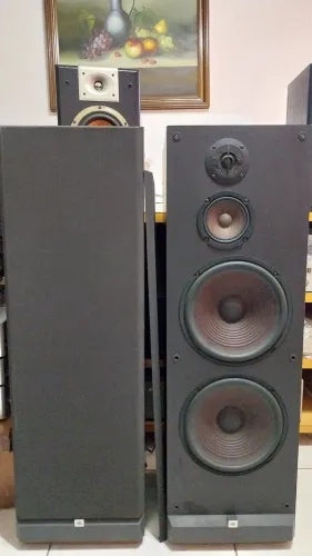 Par de caixas de som Jbl XE-6 8 olms 200warrs cada uma.  Mais in Dinamark  A.98xL 32 x31Pr