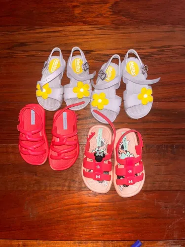 Lote de sandálias de bebê 