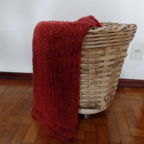 Cesto de palha com rodizios para decoração