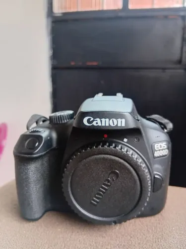 Câmera CANON EOS 4000D