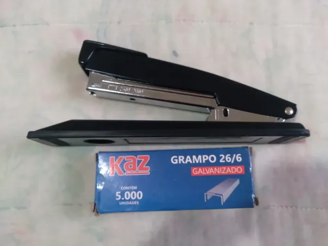 Grampeador com grampos KAZ 26/6
