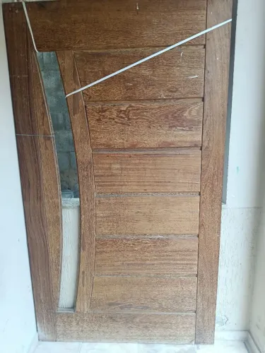 Porta de madeira nova