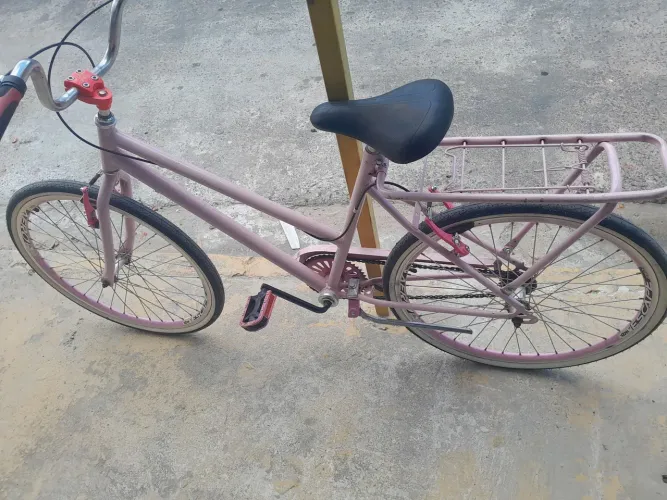 Bicicleta Rosa com Porta-Bagagens