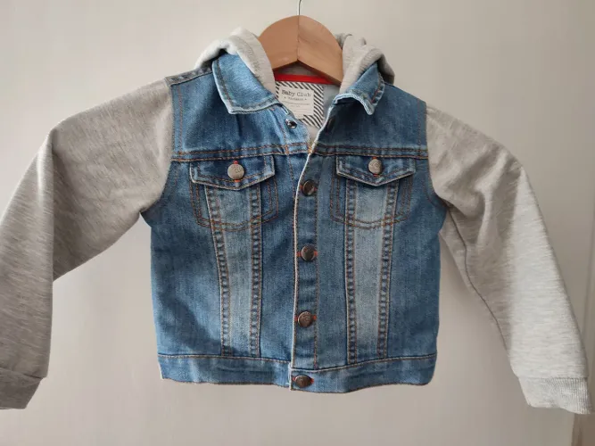 Jaqueta Jeans Infantil com Capuz em moletom - 24 a 36 meses- praticamente nova
