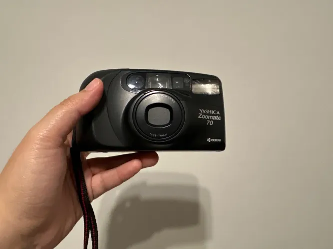 Câmera Yashica Zoomate 70 - Analógica com super zoom.