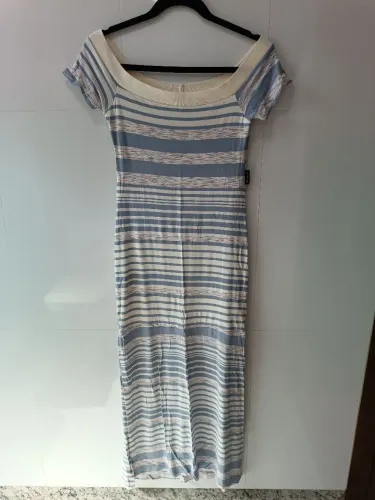 Vestido longo de malha listrado e com fendas laterais