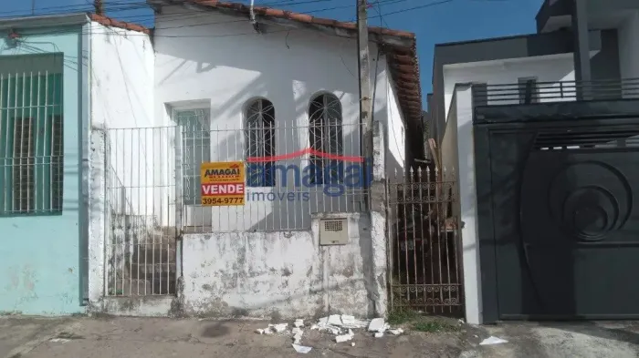 Terreno com casa para demolição ou reforma.