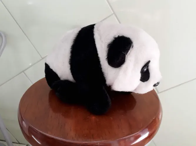 Urso Panda pelúcia, mexe cabeça e patas frente. Emite sons.40 cm comp x 19 alt. 2 pilhas 
