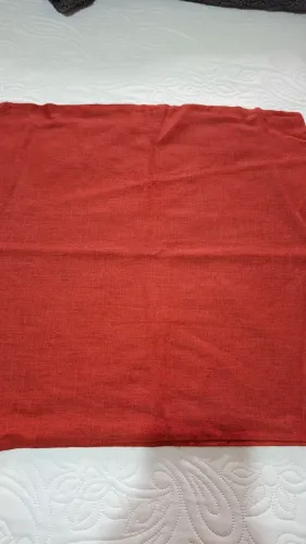 Capa de almofada rústica em tecido vermelho