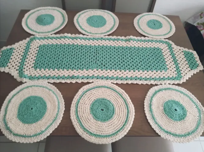 Conjunto de caminho de mesa e sousplats de crochê