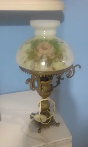 Abajur estilo colonial em bronze e cúpula em Opaline pintada a mão