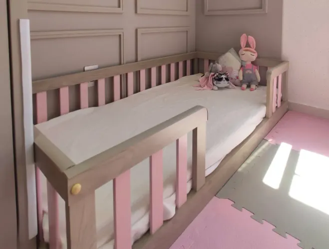 Cama Montessori Rosa Bebê e Cinza + Almofadas de Proteção