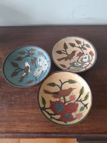 Conjunto de 3 pratos decorativos em latão trabalhado.
