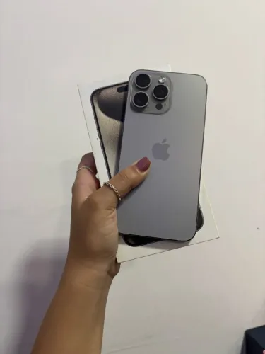 iPhone 15 Pro Max / 256GB / Natural / Saúde de bateria 95% / R$ 6.100,00/ loja fisica