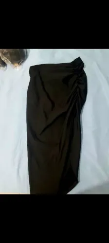 Saia Midi justa com fenda lateral-modela e valoriza as curvas-tamanho M