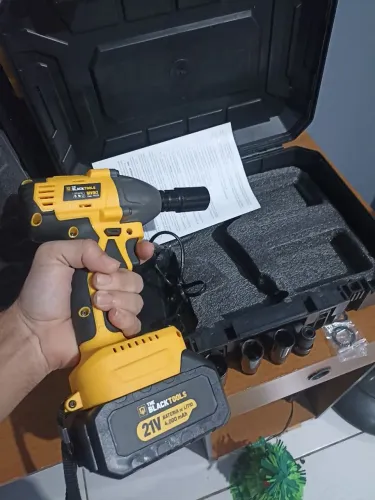 Chave de impacto com bateria bivolt 2400 Rpm, com maleta