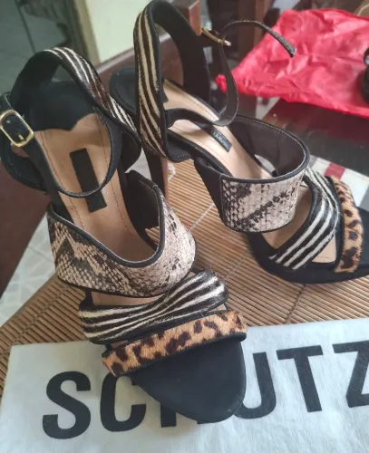 SANDÁLIA SCHUTZ COURO 37