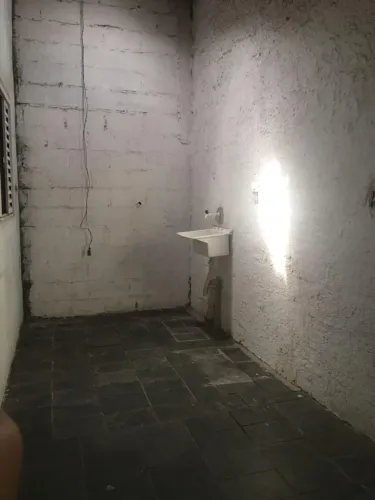 Alugo quarto fundos para 1 pessoa só