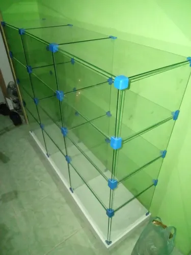 Vidrine de vidro com rodas.