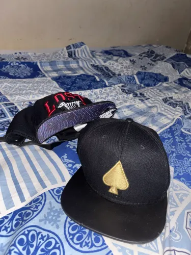 Dois boné de aba reta 25$ os dois 