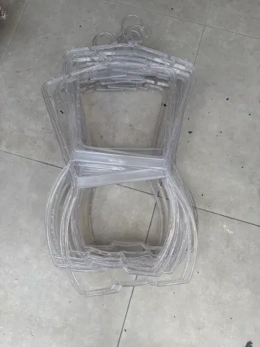 Cabides  de acrílico para biquínis 