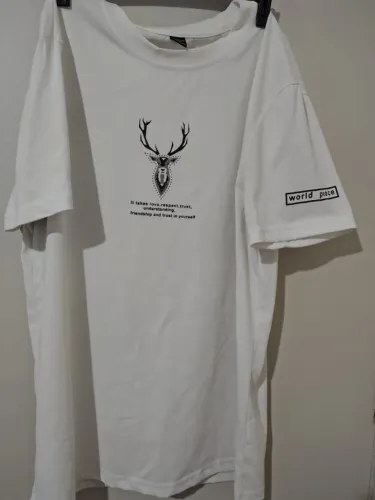 Camiseta off white, usada, em ótimo estado, com estampa