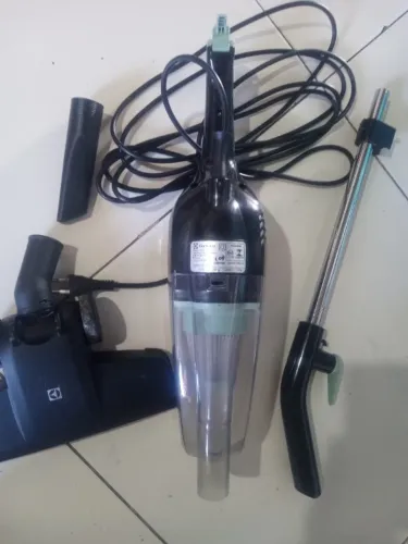 Aspirador de Pó Vertical Electrolux PowerSpeed STK12 (127V / 1000W) é um modelo 2 em 1