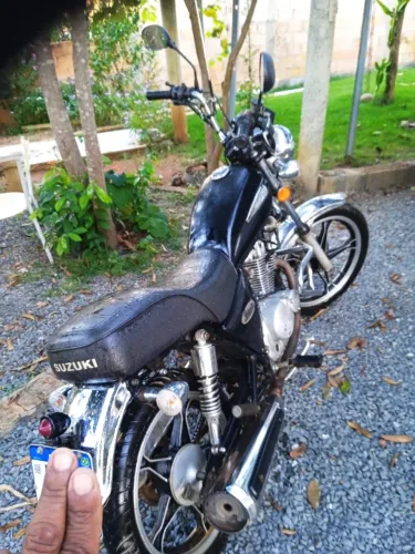 Vendo moto 7200 excelente estado de conservação.