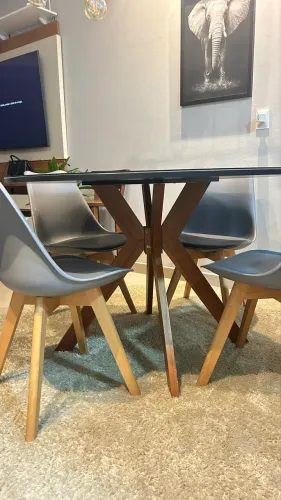 Vendo mesa redonda em madeira maciça com 04 cadeiras Leda