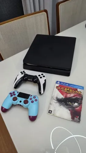 Ps4 slim com dois controles paralelos