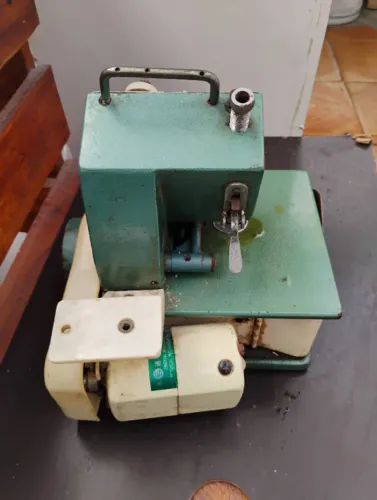 Máquina de Costura Overlock