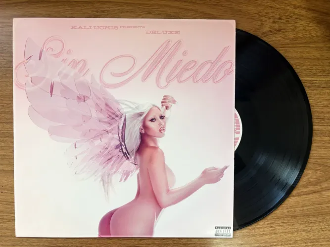 Vinil LP Kali Uchis - Sin Miedo (Del amor y otros demônios) (preto)