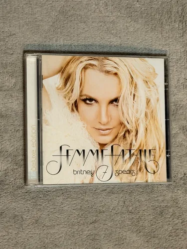 CD Britney Spears - Femme Fatale Deluxe Edition (Original/Impecável)