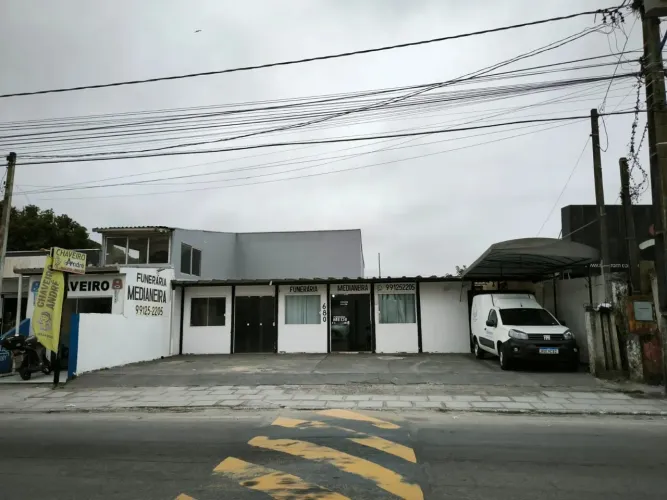 Sala comercial com área total 198,00 m² Centro Matinhos