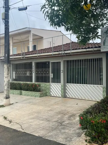CASA À VENDA NO BAIRRO PARAÍSO EM SANTANA. Medindo 10,00m de frente por 40,00m de fundos.