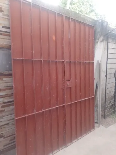 Portão de ferro com chapa galvanizada medindo 2.05 x,1.60 de largura 